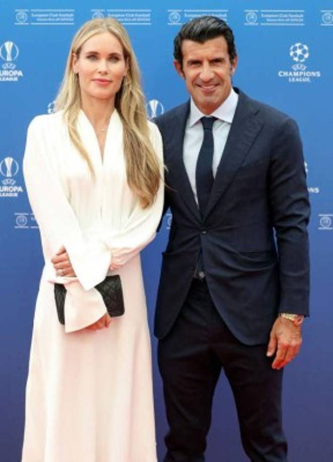 El exfutbolista portugués Luis Figo pasando por la alfombra roja con su esposa Helen Svedin.