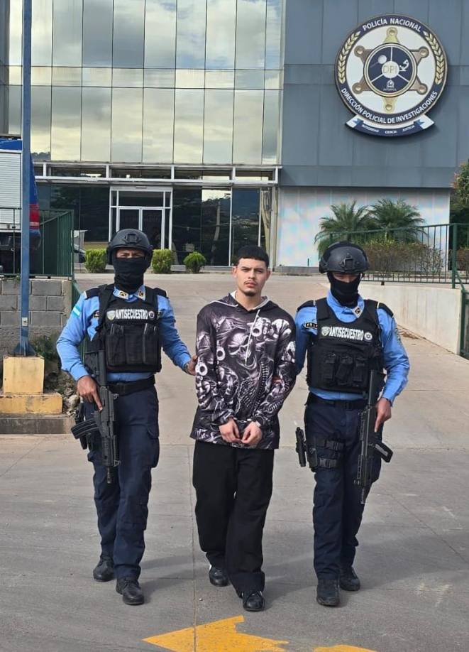 El joven identificado como Maykell Isaac Lagos, de 20 años de edad, tenía dos órdenes de captura pendiente. 