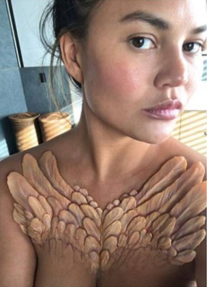 De algún modo estas piezas prostéticas son adheridas a la piel para que luzcan como parte de ella, algo que a la larga no es una moda tan práctica para una persona corriente, pero si algo fabuloso para los famosos.<br/><br/>- En foto Chrissy Teigen.