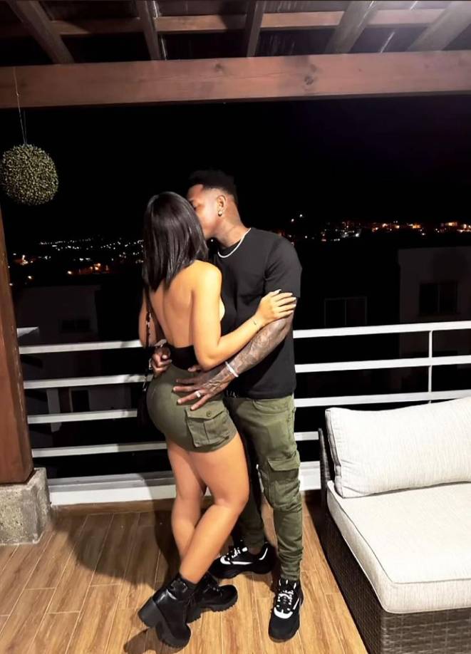 ’El Romántico’ se recupera de esa lesión y ha aprovechado para pasar tiempo en Honduras, acompañado de su novia Shanee Mclaughlin.