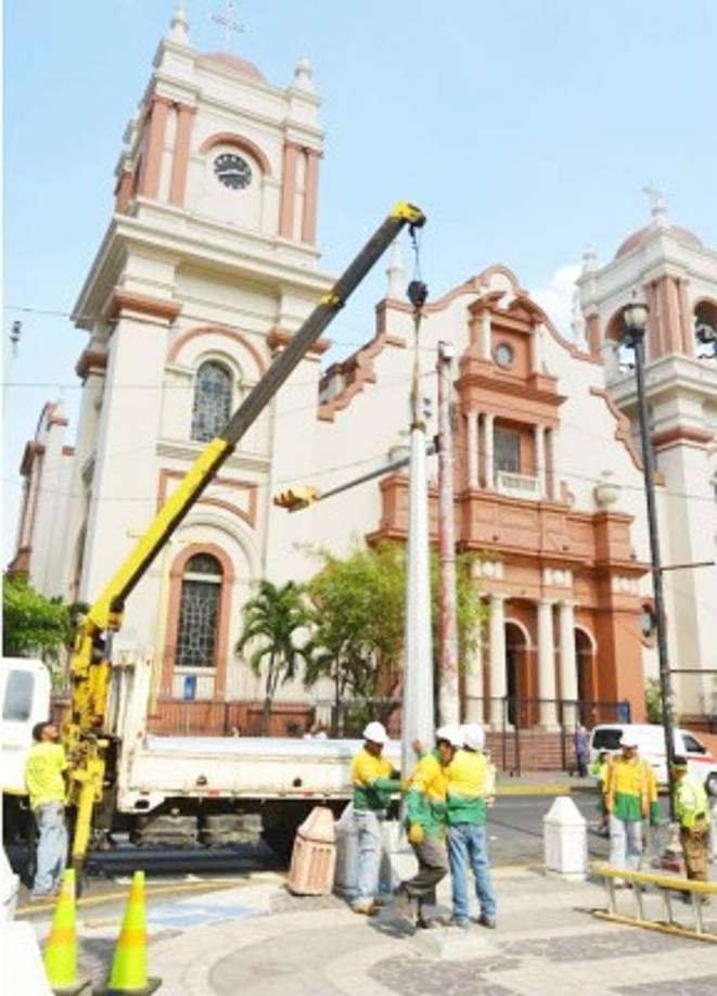 8. Semáforos inteligentes y Centro de Movilidad <br/><br/>San Pedro Sula no solo cuenta con una de las mejoras movilidades de América Latina, al tener un índice de 48.3 kilómetros por hora en los bulevares principales.<br/>Ahora tiene un moderno y tecnológico Centro de Movilidad Urbana, el cual es único en Centroamérica.<br/>La ciudad se pone a la vanguardia con un concepto de alta tecnología que tiene que ver con el orden, la planificación, siendo este último un componente importante del concepto Ciudad Inteligente (Smart City) que se está implementando.<br/><br/>El Centro de Movilidad Urbana forma parte del proyecto de suministro, instalación y puesta en operación del sistema centralizado de semáforos en la ciudad, el cual en su primera etapa ya está funcionando en la avenida Circunvalación, primera calle, el bulevar del norte, 27 calle y 33 calle, entre otras más; asimismo 25 semáforos peatonales animados. Las obras son ejecutadas por el consorcio Semcor-Semex, con una inversión municipal de aproximadamente 80 millones de lempiras. Algunos de esos semáforos fueron dañados por las turbas en la crisis poselectoral, pero fueron reparados. El Centro de Movilidad tiene incorporadas las 50 intersecciones semaforizadas inteligentes, que están interconectadas mediante algunos controladores en cada uno de los sitios, con fibra óptica a dicho centro, el cual cuenta con un software con varios componentes, entre estos el manejo de tránsito y simuladores que en tiempo real el semáforo está reportando.<br/><br/>En los semáforos pondrán el próximo año pantallas led con mensajes variables que son controlados desde el Centro de Movilidad, a través del cual podrán decirle al conductor, de acuerdo con la información que tengan, qué puede hacer o va a pasar adelante, y así el conductor tendrá el conocimiento, dando una señal de alarma o avisos importantes, teniendo comunicación directa con todas las personas.<br/>Uno de los componentes del Centro de Movilidad Urbana, destacó el alcalde Armando Calidonio, es que los nuevos semáforos de las 50 intersecciones tienen Internet (wifi) gratis.