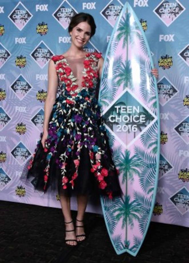 La actriz Shelley Hennig posa con el premio que recibe la serie 'Teen Wolf'.