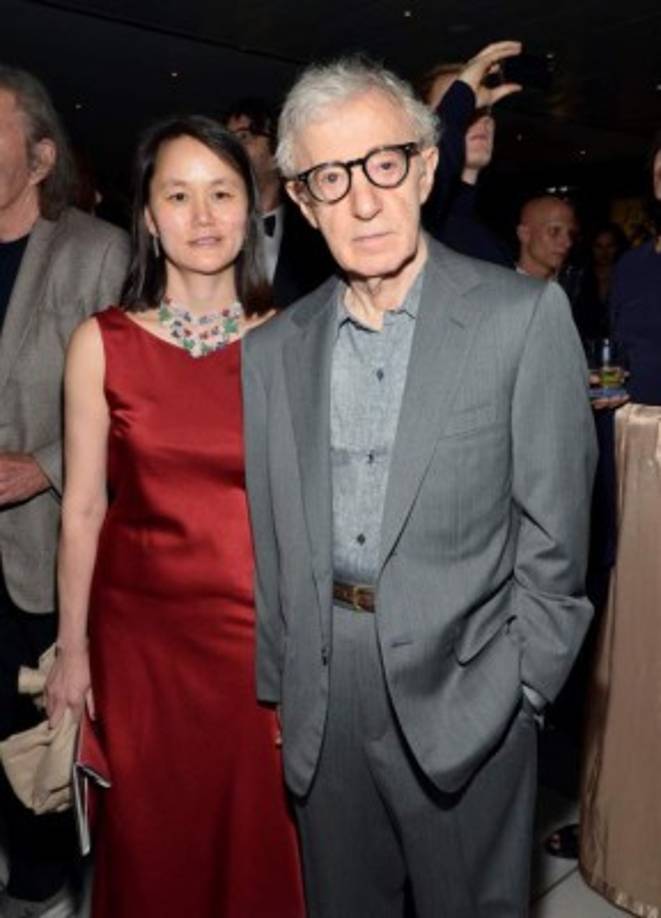 Soon-yi Previn y Woody Allen. 34 años de diferencia. El cineasta contrajo nupcias con su hija adoptiva en 1997. Esto provocó un escándalo.
