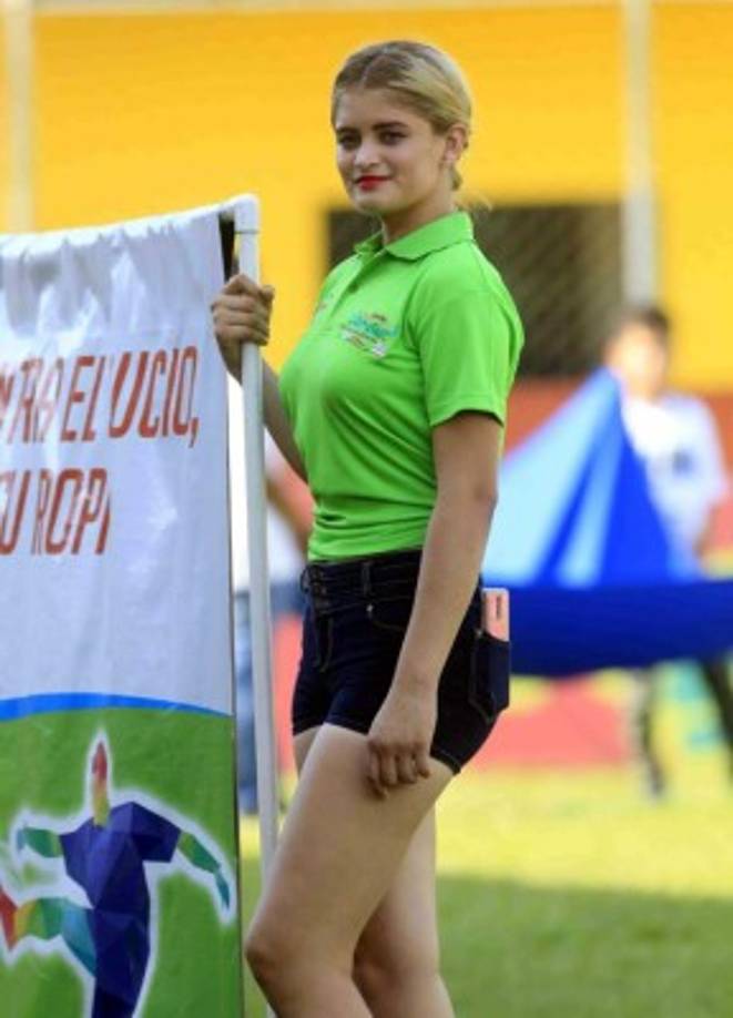 Otra edecán que se paseó por la cancha del Micheletti.