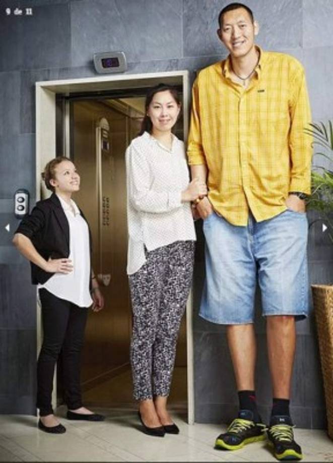 La pareja más alta del mundo. Con una altura combinada de 423.47cm, Sun Ming Ming, de 33 años, y su esposa Xu Yan, de 29 años obtuvieron el título a la pareja casada más alta.