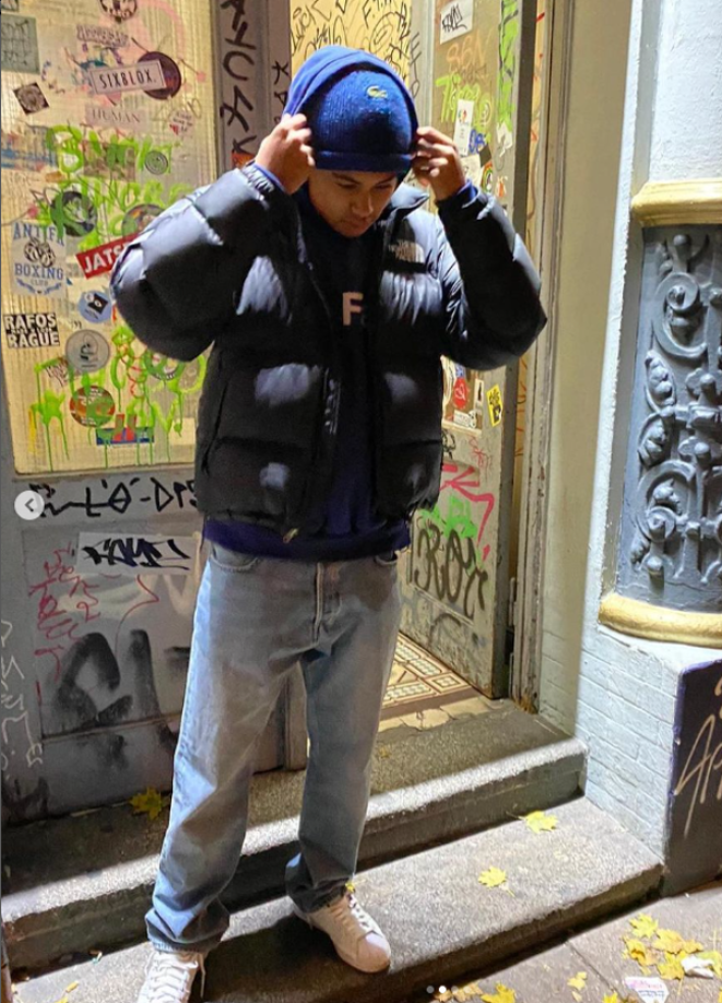 El joven se puede desempeña como defensor central y centrocampista de contención.