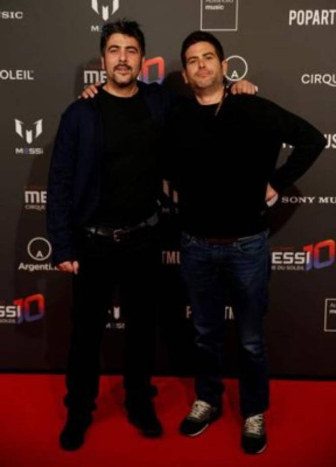Los integrantes del grupo musical Estopa, David Muñoz y José Muñoz , posan para los fotógrafos en la alfombra roja de la fiesta de presentación del nuevo show de Cirque du Soleil inspirado en Messi.