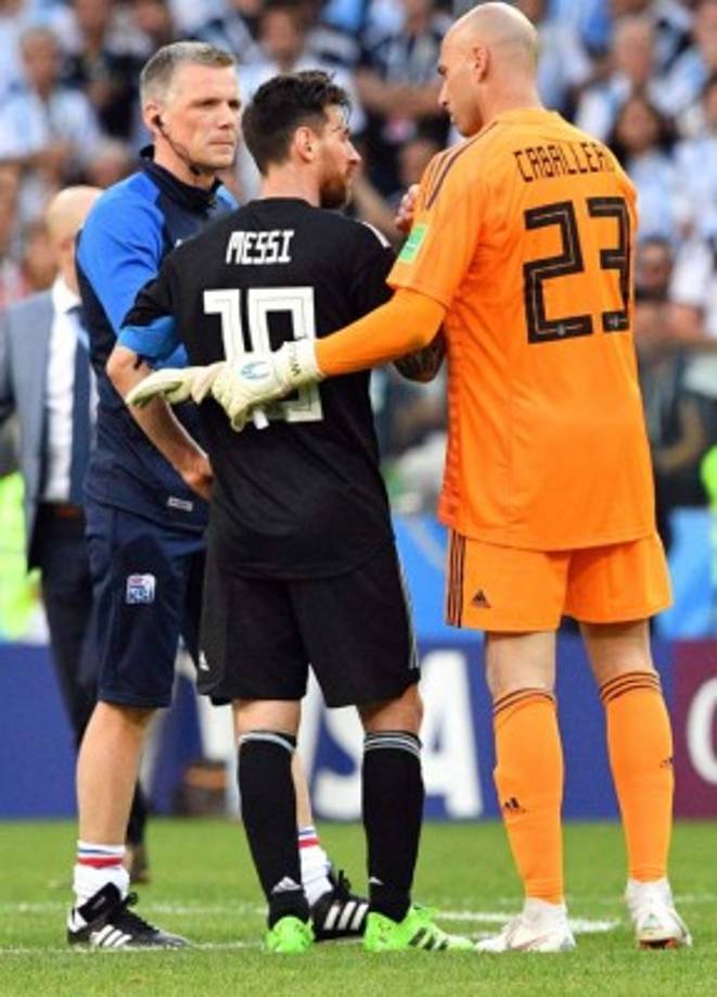 El portero Willy Caballero fue de los pocos que le fue a dar aliento a Messi al final del juego.
