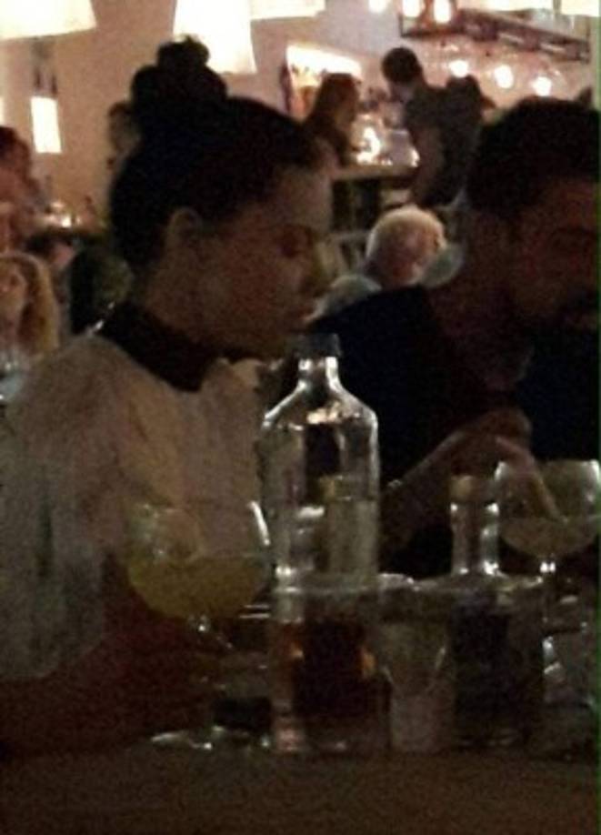 Adriana y Khedira vistos en uno de los restaurantes en Grecia.