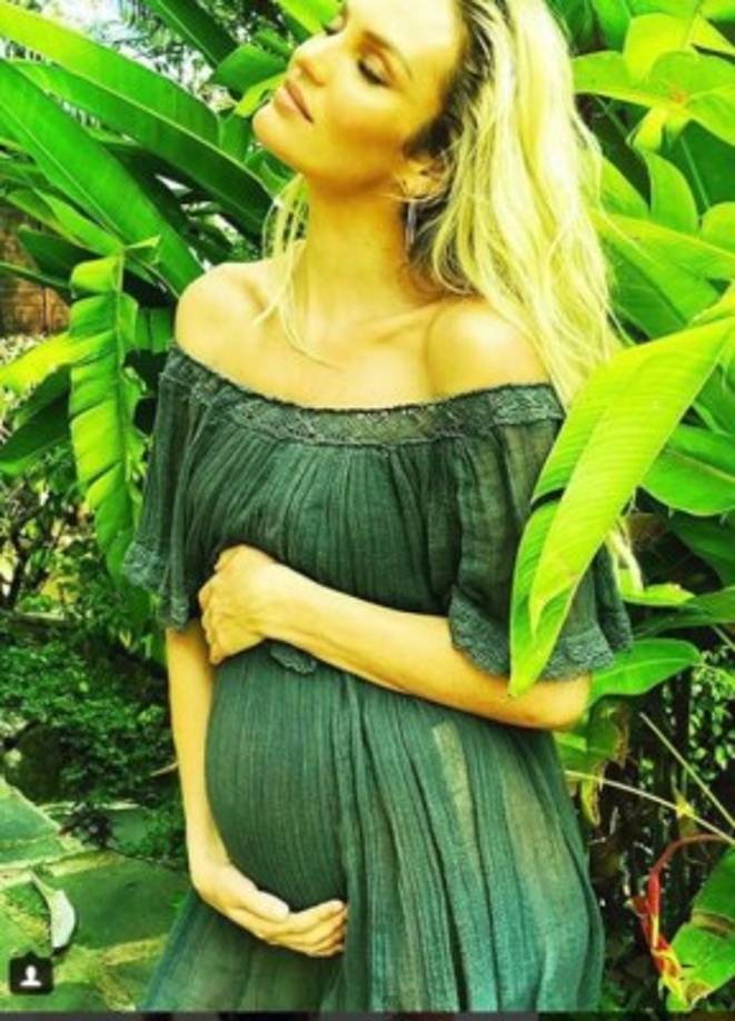 La bella modelo sudafricana Candice Swanepoel (29) publicó en su cuenta de Instagram una foto en la que luce una incipiente pancita y con la que anunció que está esperando su segundo hijo. “La Navidad ha llegado antes de tiempo”, escribió Candice en la red social.