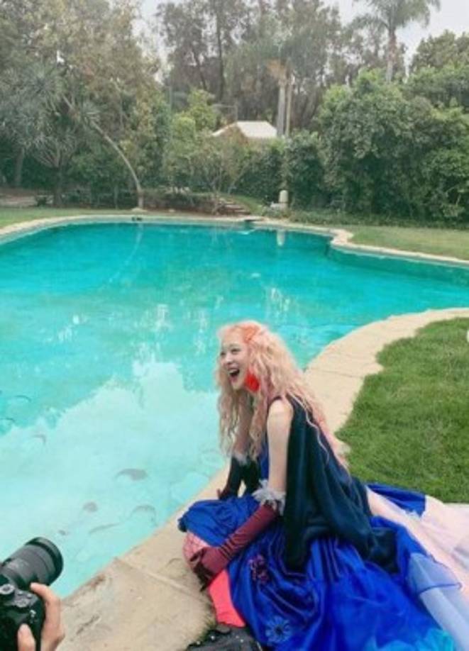 La artista dijo que decidió seguir posando así por un tema de comodidad personal y para terminar con el prejuicio en la conservadora Corea del Sur hacia las mujeres que deciden no usar sostén.