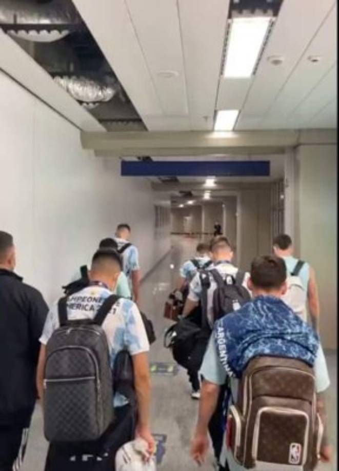 Todas estas imágenes son una prueba clara del buen grupo que se logró conformar en la Selección y que sirve para explicar en alguna medida la consagración de un combinado que no llegó como candidato al certamen pero que se fue afianzando con el correr de los partidos y que terminó levantando la copa ante Brasil, el anfitrión.<br/><br/>