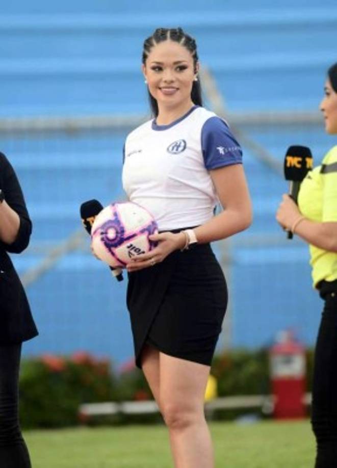 Sirey Morán, exMiss Universo de Honduras, trabajando para el programa 'Las Dueñas del Balón' de Televicentro.