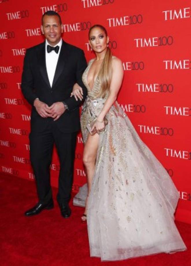 El exjugador de béisbol de Grandes Ligas Alex Rodríguez llegó con la gran estrella de la noche, su novia, la cantante y actriz Jennifer López.