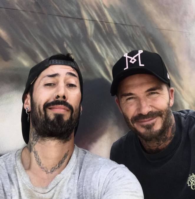 El artista argentino Maximiliano Bagnasco, quien pintó el mural de Messi en Miami, fue visitado por David Beckham, presidente del club estadounidense, en el lugar donde está la enorme pintura.
