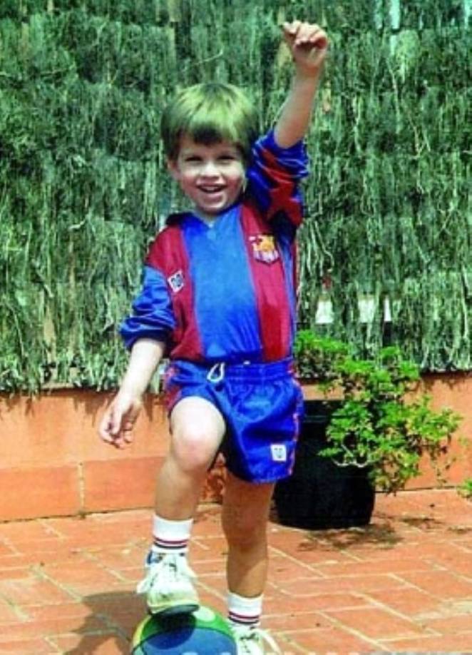 Gerard Piqué, nacido el 2 de febrero de 1987, se educó en un colegio de bien de Barcelona (La Salle Bonanova), creció en la zona alta y a su familia nunca le faltó de nada, muy vinculado a sus familia y con un abuelo, de ilustre apellido madridista (Amador Bernabéu), en la directiva del Barcelona. El catalán llegó al Barça desde muy pequeño para integrarse a La Masía.