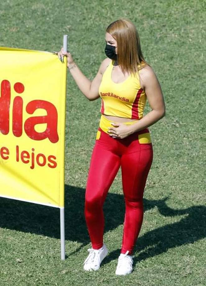 Otra guapa edecán que asistió al estadio Yankel Rosenthal.
