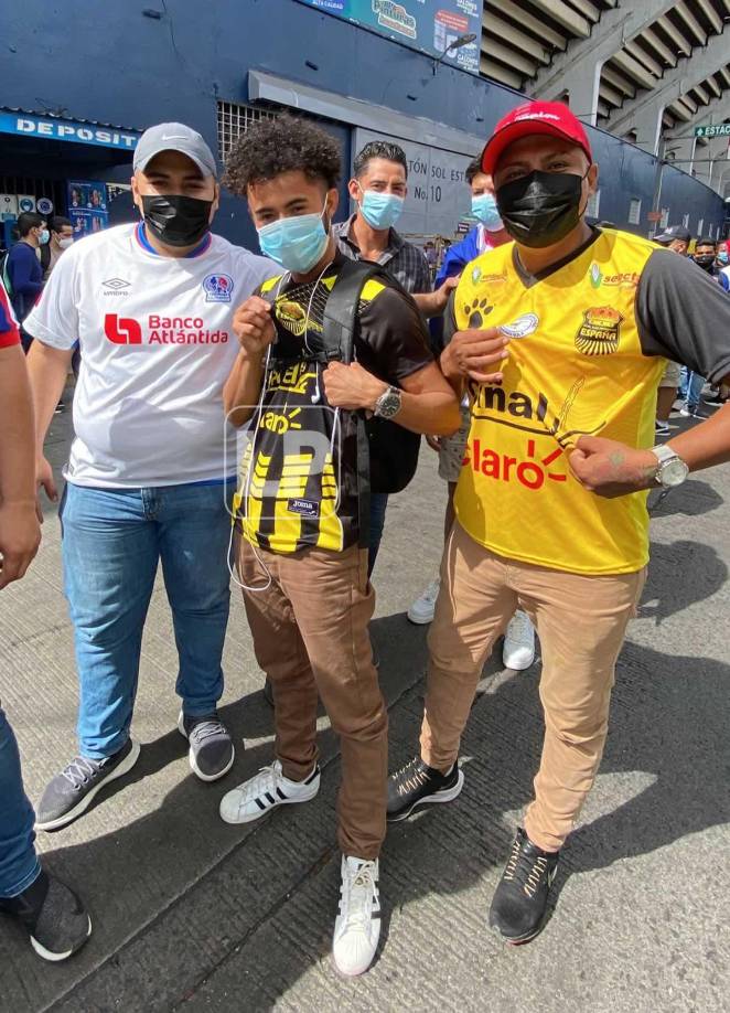 Aficionados del Real España también han llegado ya al estadio Nacional.