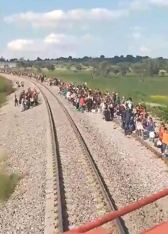 En un video compartido por un internauta en las redes sociales se puede observar a migrantes esperar el tren para montar y así seguir su recorrido rumbo hacia Estados Unidos.