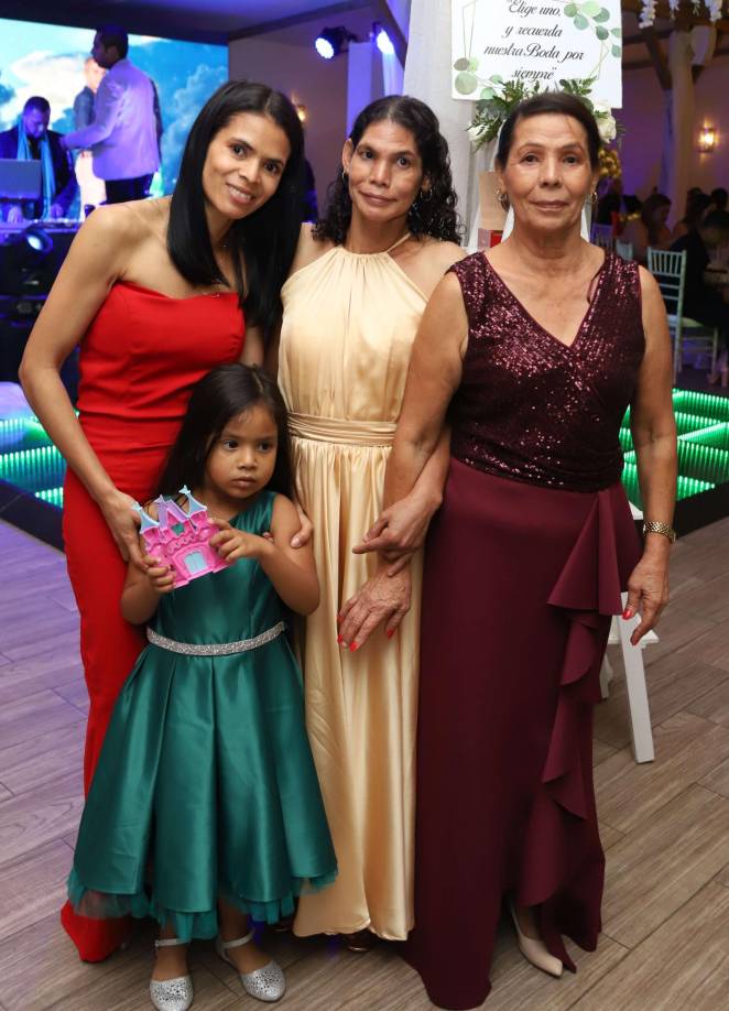 Yahaira, Valery y Doris Cárcamo junto a María Guadalupe Sosa