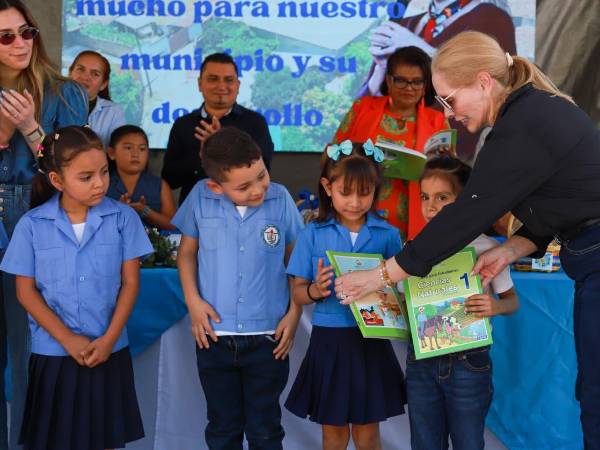 Lissette del Cid, primera dama de Honduras, entrega libros escolares en Santa Lucía, Intibucá.