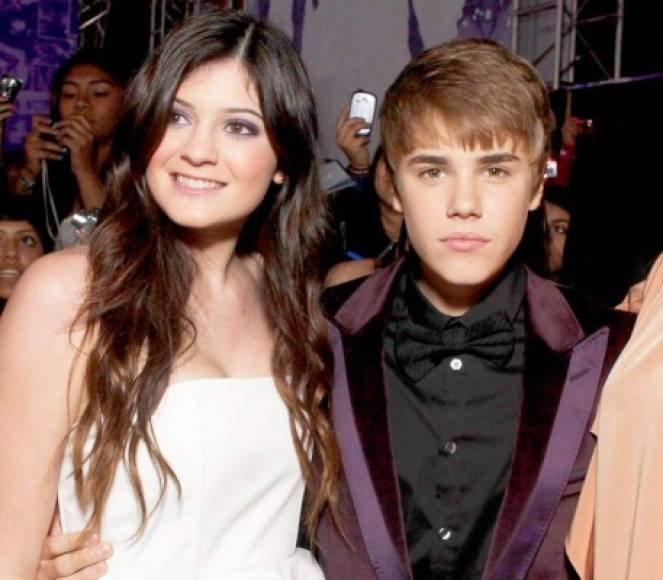 Justin Biber<br/><br/>Según el hilo viral de las traiciones de Bieber a Selena Gómez, en 2014 Jenner tuvo un affair con el cantante al mismo tiempo que su hermana Kendall.<br/><br/>El mismo señala que las hermanas Jenner también ayudaron a que Bieber tuviera una aventura con la modelo Hailey Baldwin ayudando a distraer a Gómez para que el canadiense se escapara con esta, quien ahora es su esposa.<br/><br/>