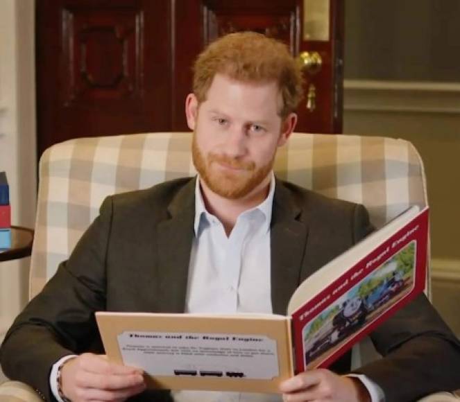 El príncipe Harry lee comentarios sobre él y Meghan - Desde el comienzo, la pareja real ha sido objeto de muchas historias hirientes, pero en lugar de ignorarlas, Harry se da el gusto de leerlas, según el libro, incluso lee los comentarios de los 'trolls' en los artículos de los periódicos sensacionalistas.<br/><br/>Esta no es la primera vez que se dice esto del duque. En 2017, el ex editor de The Sun Duncan Larcombe le dijo a Cosmopolitan UK: 'Siempre me sorprendió cuán religiosamente lee cosas que se escriben sobre él. Creo que el príncipe Carlos no ha leído un periódico en años, pero Harry, y hasta cierto punto William, leen todo lo que está escrito sobre ellos. Es una señal de que probablemente en el fondo esté preocupado por lo que la gente piense de él ''.