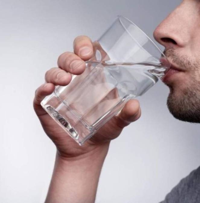 Tomar suficiente agua. Los doctores explican que el alcohol deshidrata, pues inhibe una hormona encargada de la reserva de líquidos, por ello es necesario beber bastante agua.