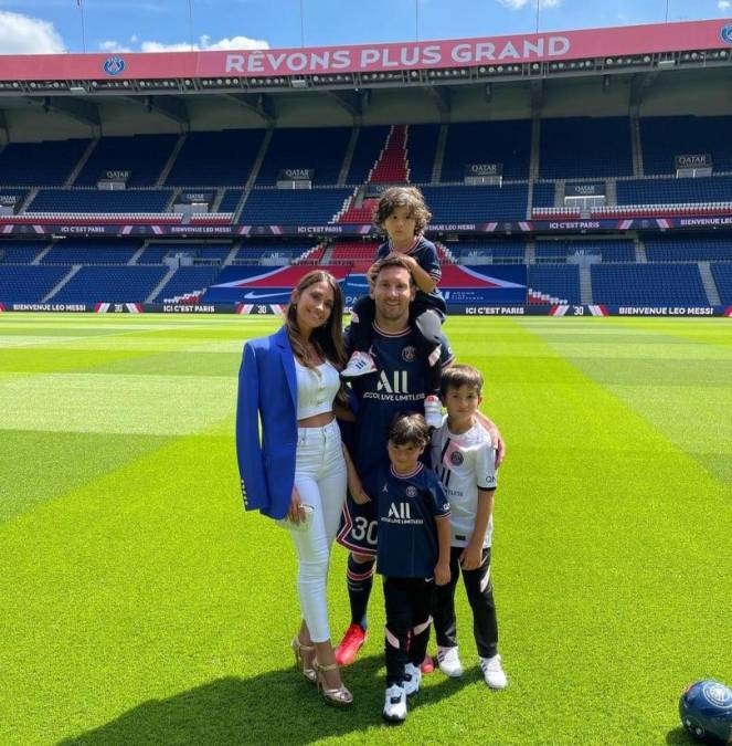 Messi arribó en el 2021 a Francia junto a su amada Antonella y sus hijos Mateo, Ciro y Thiago. A ella en muchas ocasiones le toca realizar algunos compromisos y por lo tanto tuvo que adquirir un vehículo.