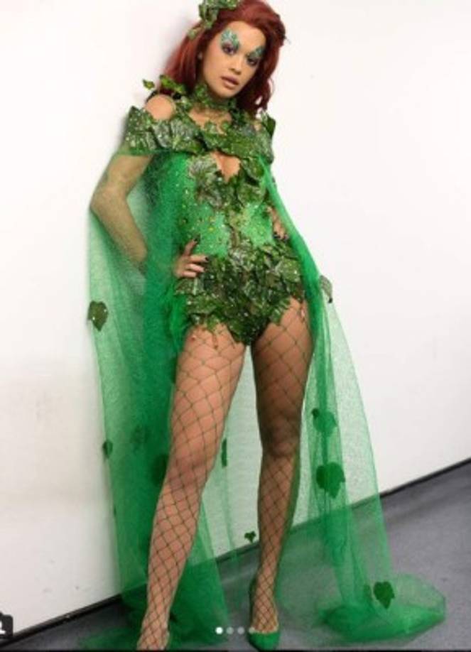 La cantante británica, además de modelar un diseño exclusivo de sostén, presentó su nuevo tema 'Your Song', el cual fue compuesto por Ed Sheeran.