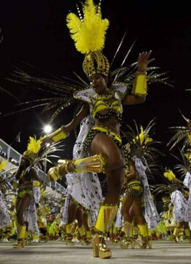 Cada año, miles de bailarines, cantantes y músicos de las agrupaciones llegan al Carnaval de Río a tope para presentar sus carrozas, disfraces y ritmos en el Sambódromo.