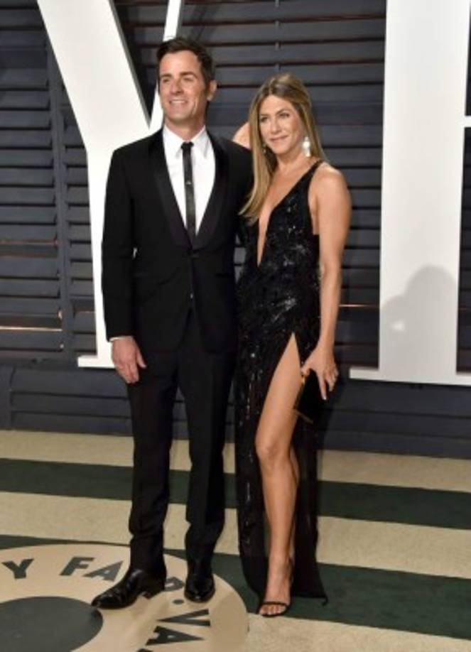 - Jennifer Aniston y Justin Theroux - <br/><br/>Aunque hay una corta diferencia de edad entre los esposos, Aniston es más grande que Theroux, por dos años.<br/><br/>La pareja anunció su separación en febrero de 2018.<br/>