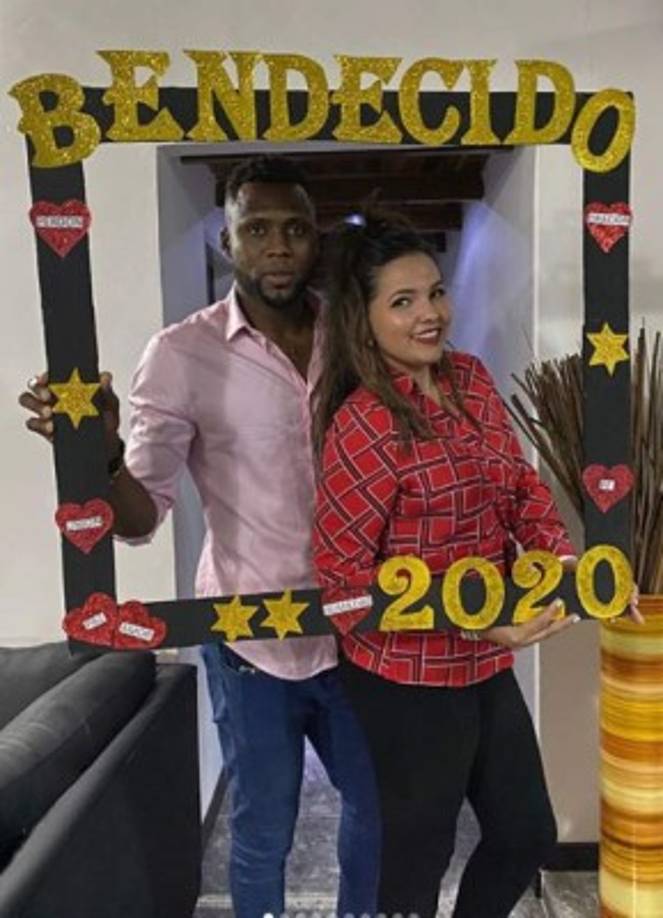 Yustin Arboleda: El nuevo jugador del Olimpia le dio la bienvenida al 2020 al lado de su esposa Paula Vivas. Recibieron el nuevo año en Venezuela, tierra de la chica.