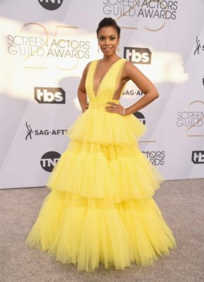 La estrella de This Is Us Susan Kelechi Watson llamó la atención con su vestido amarillo canario.