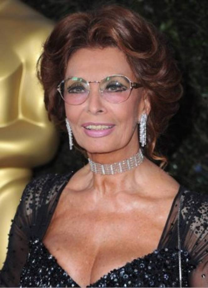 Sophia Loren <br/><br/>La italiana siempre ha dicho que la religión tuvo un papel preponderante en su vida y admiró profundamente al Papa Juan Pablo II, a quien asegura tener constantemente en su memoria.<br/><br/>De hecho, la actriz ha visitado la tumba del desaparecido Pontífice en el Vaticano, orado frente a ella y fue una de las que abogaron por su beatificación. También ha demostrado su devoción al Papa Francisco, con quien ya tuvo una audiencia privada en 2017.<br/><br/>'(Me gusta) la serenidad y esa manera suya de hablar que da seguridad. Después de verlo y escucharlo, realmente tienes ganas de vivir y creer, creer, creer. Este Papa ayuda mucho a la fe de las personas', dijo al portal italiano Famiglia Cristiana. <br/>