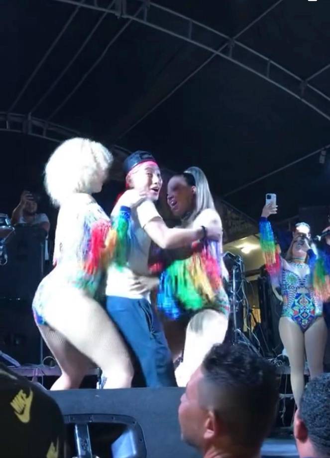 Todo pasó cuando el joven influencer más querido de Honduras se acercó al escenario donde protagonizaban un ambiente carnavalero las Chicas Rolands, en el cierre del carnaval de El Progreso, Yoro.