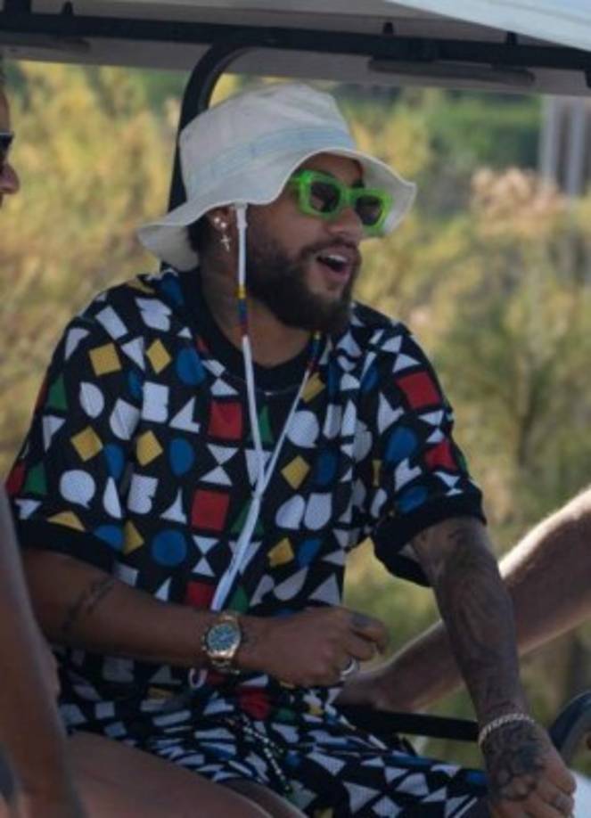 Neymar viajó a Brasil para pasar el confinamiento por la pandemia de coronavirus en una espectacular mansión, pero de regreso al país galo después de ser coronados campeones de la Ligue 1, el brasileño se ha desplazado a Saint-Tropez junto a varios amigos y numerosas modelos.