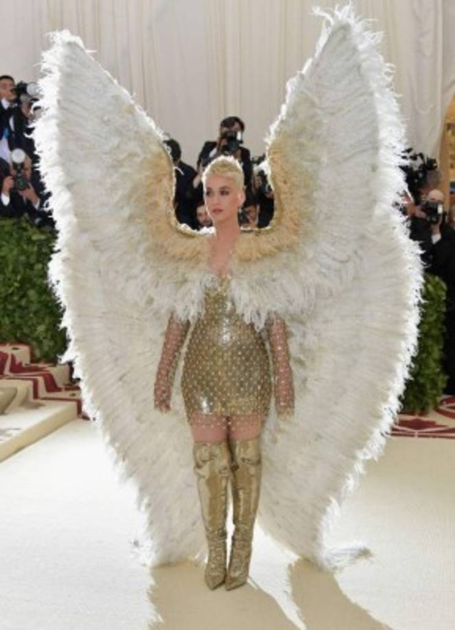 Katy Perry si vivió su experiencia religiosa en la alfombra roja. La cantante estadounidense eligió un vestido corto y dorado de Versace, con una sobrecapa que le dio un look moderno y original.