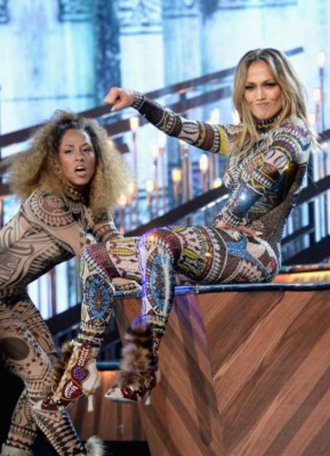Jennifer Lopez eligió este ajustado mono de estampado étnico para su actuación.