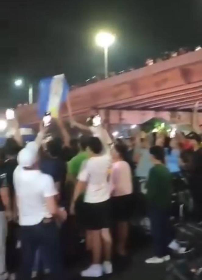 En la capital de Nicaragua, decenas de personas también salieron en caravana para festejar este triunfo de Miss Universo.