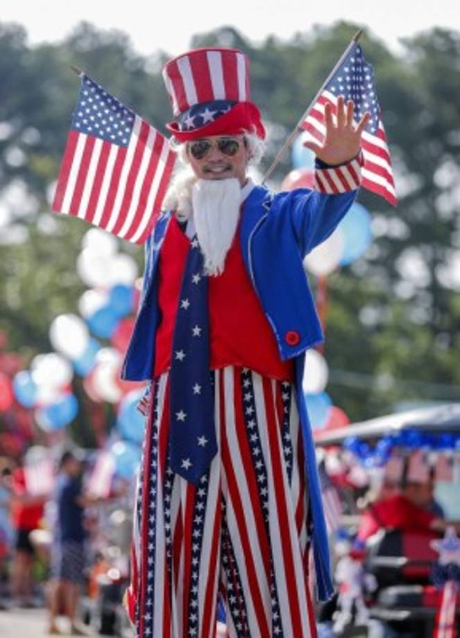 Gente de todas las edades vestida de rojo, azul y blanco se unieron a los desfiles para celebrar este 4 de Julio.