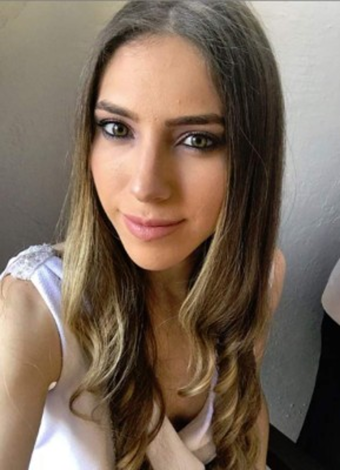 El obispo auxiliar de Miranda, Luis Enrique Rojas Ruiz, publicó una carta en honor a Fabiana titulada, 'de monaguilla a primera dama', en la que cuenta que la joven fue monaguilla en su iglesia cuando apenas tenía siete años.