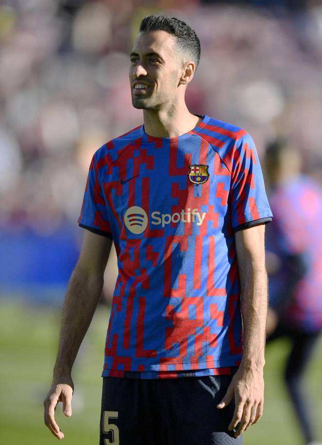 Joan Laporta, presidente del Barça, se pronunció sobre el futuro de Sergio Busquets, quien acaba contrato en junio del presente año y reveló que puede ir a la MLS. “Tiene ofertas de Estados Unidos. Es un gran jugador, pero esto forma parte de conversaciones privadas. Busquets no será eterno y hay discusiones internas para encontrarle un sustituto de garantías. De Jong puede jugar en esta posición, pero no valdrá con un único jugador. Esto lo acabará decidiendo Xavi”.