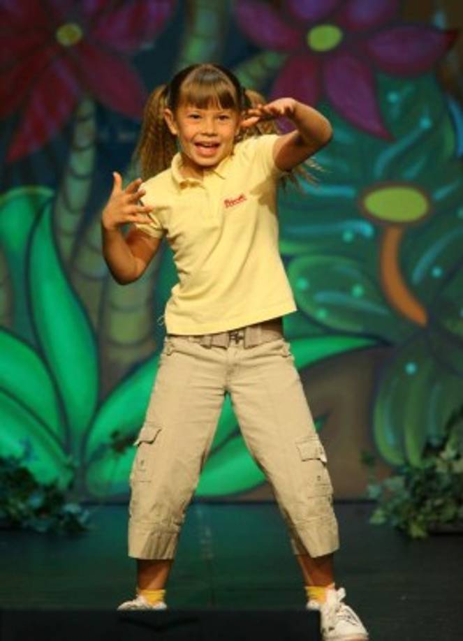 En la serie de televisión que protagonizó Bindi Irwin mostró desde su casa en la selva informes de diversas especies animales y advertía sobre la necesidad de cuidar las especies en peligro de extinción.