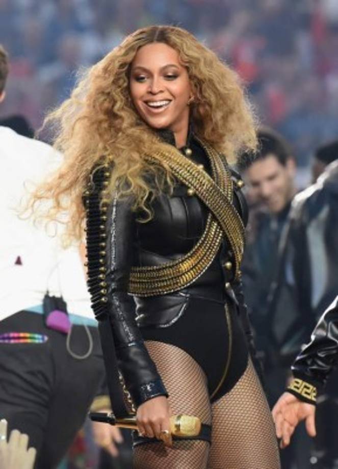 Beyonce mostró sus curvas durante el Super Bowl.