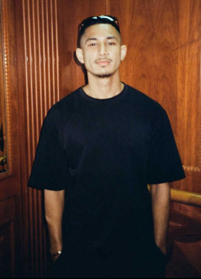 Fue enviado a Inglaterra para recibir educación, su padre Jefri, quien es un príncipe de Brúnei, una pequeña nación de Asia y rica en petróleo, envió a Faiq, quien se enamoró del fútbol y se unió a un equipo local.