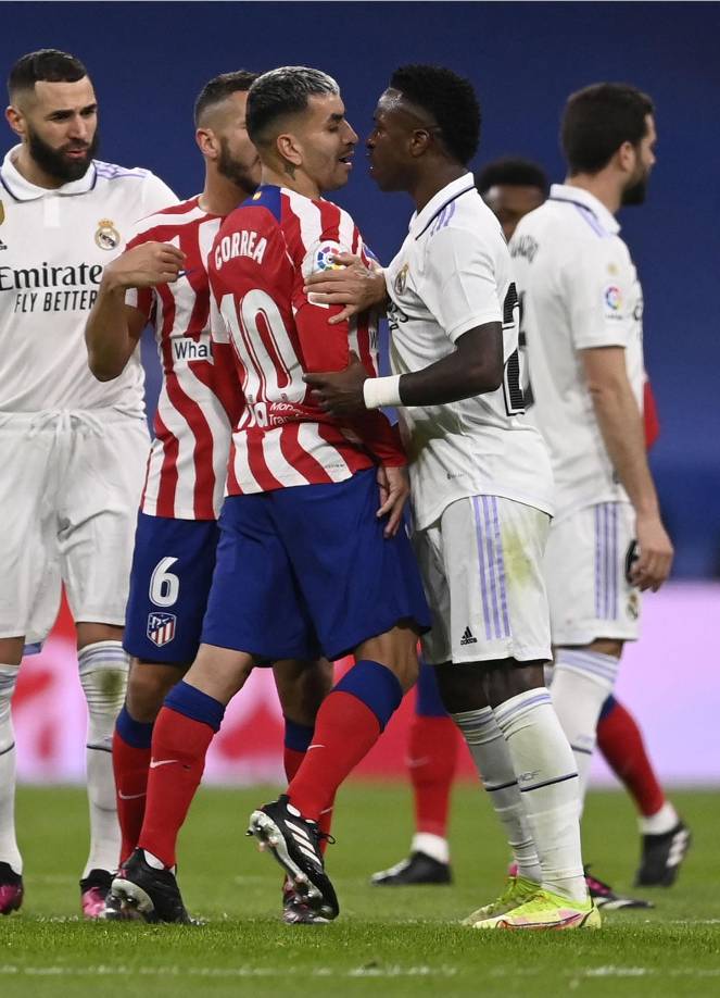 Ángel Correa no se quería salir del campo y Vinicius lo estaba apurando. El argentino y el brasileño se encararon en esta bronca.