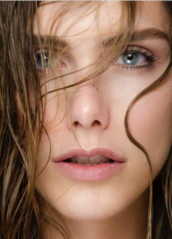 'La vida es como caminar bajo la lluvia, uno se esconde o se moja.' escribió en una de las fotos la joven de 27 años originaria de Sevilla, España.