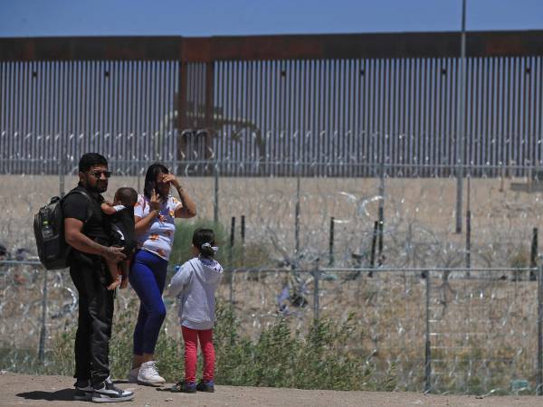 Una familia colombiana permanece en la linea divisoria entre México y EEUU, en la ciudad Juárez, en el estado de Chihuahua.