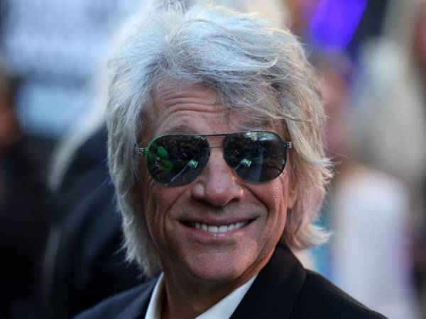 Bon Jovi y un ayudante de producción de video fueron quienes intervinieron.